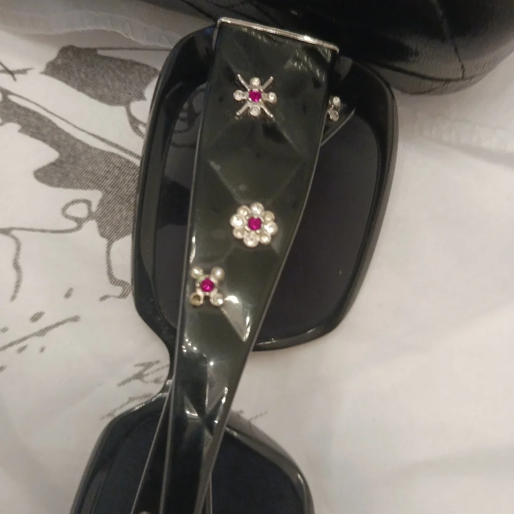 Authentic Chanel crystal sunglasses. - Picture 4 of 16